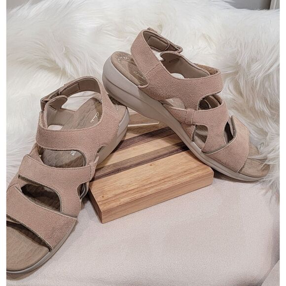 Clarks Ultimate Comfort Collection Hook And Loop Sandals Tan 9 - Picture 1 of 4